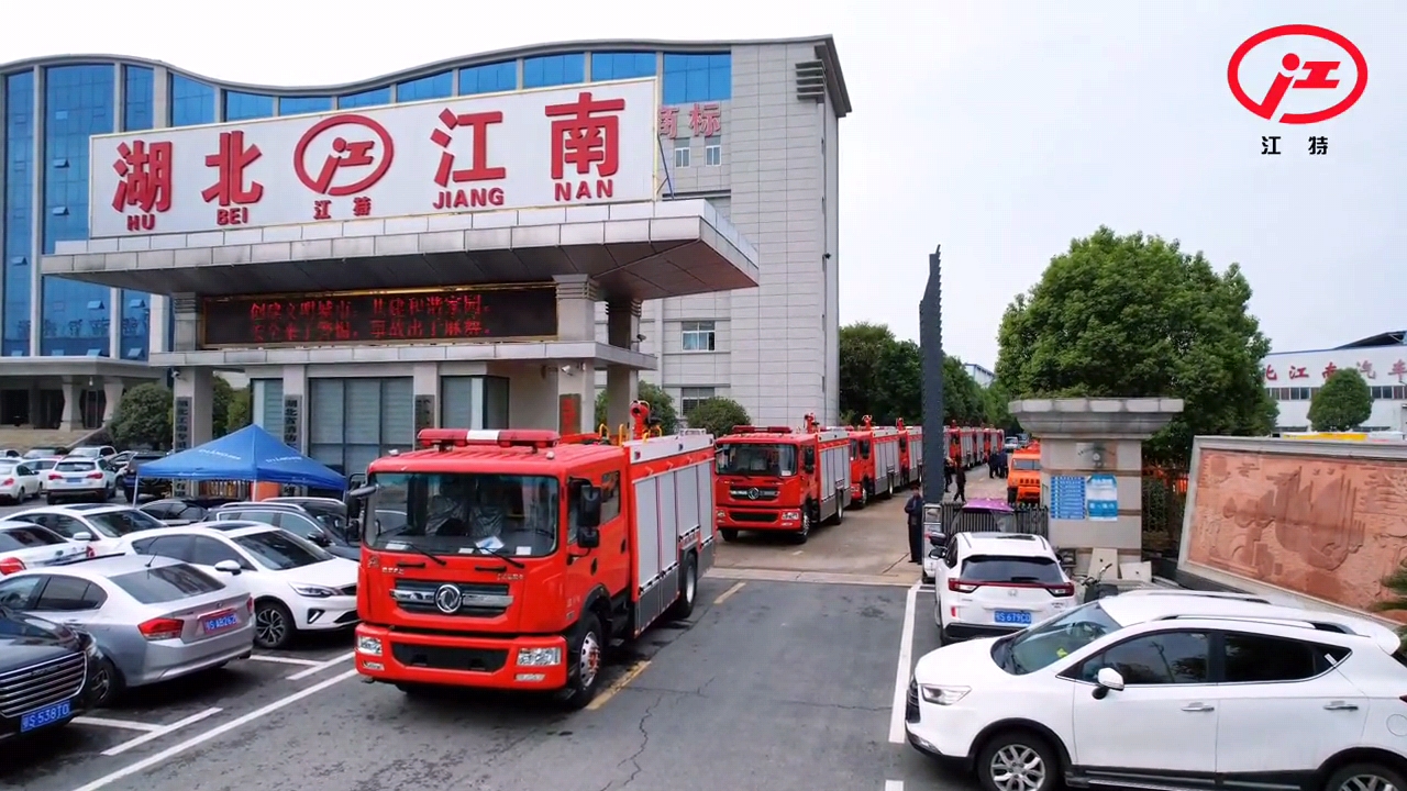 湖北江南-10臺東風7噸水罐消防車發(fā)車安徽