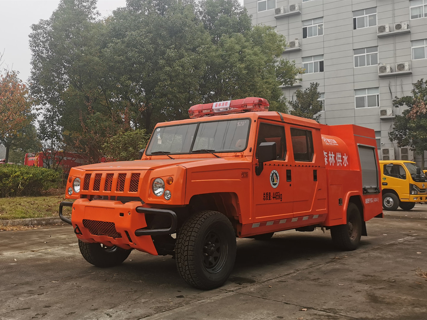 滅火車，勇士雙排四驅(qū)供水車（方圓罐）JDF5043GGSBAW6