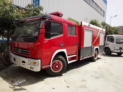 東風(fēng)多利卡4噸泡沫消防車(chē)